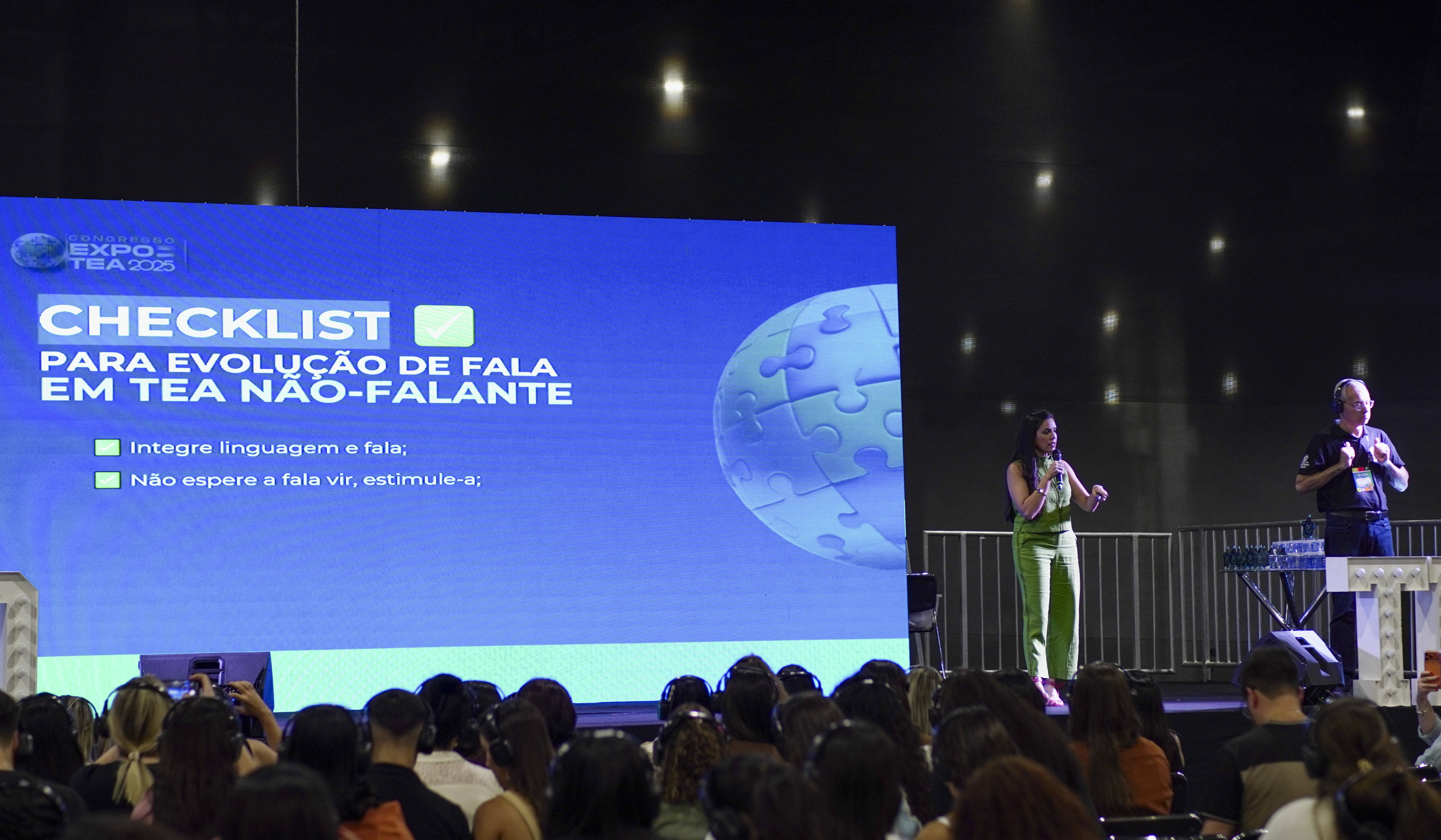 Letícia Silva no palco ExpoTEA