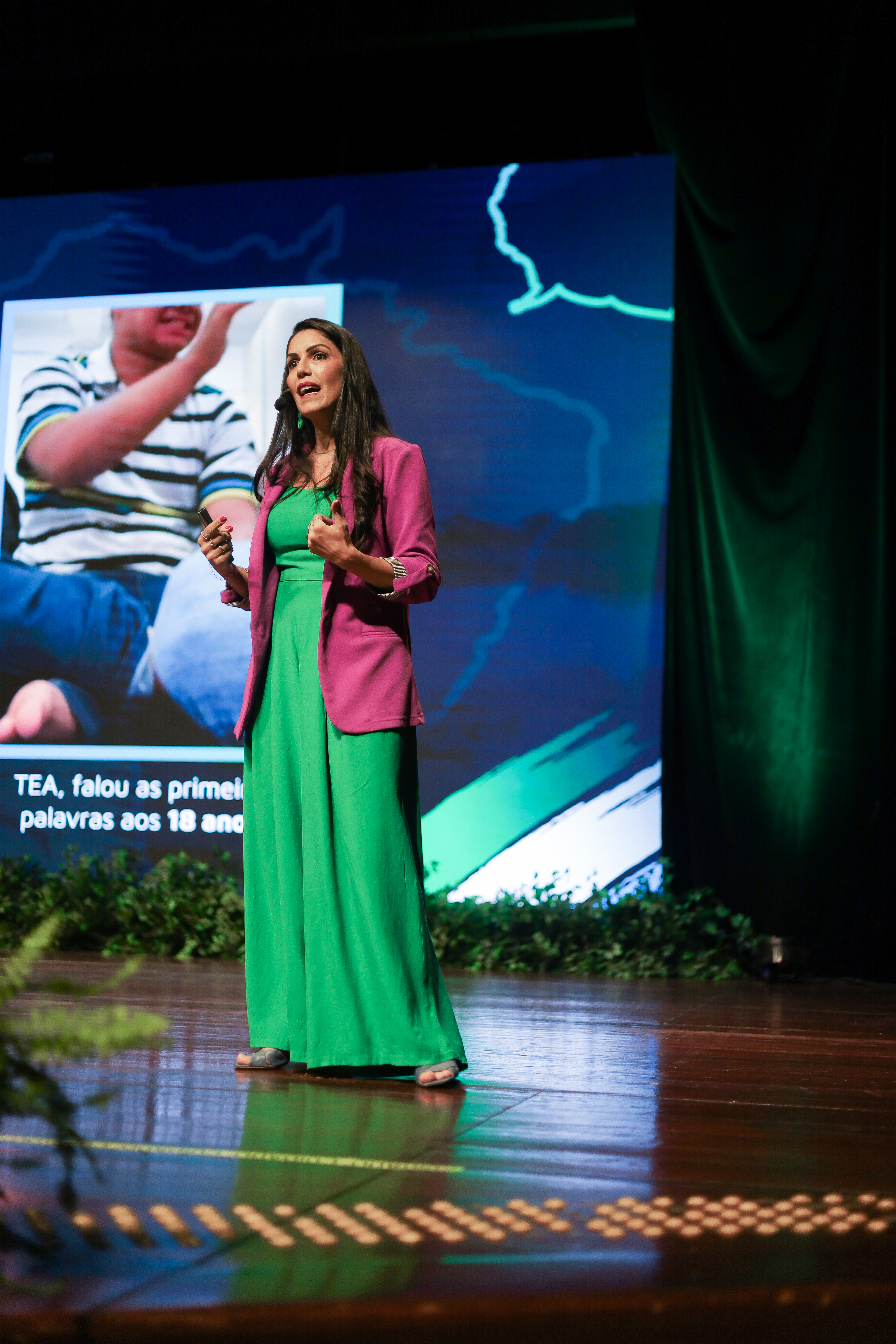 Letícia Silva, no palco do Congresso Pantanal